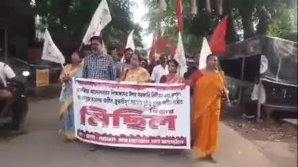 রামপুরহাট ১: তৃণমূল নেতা অনুব্রত মণ্ডলের বিরুদ্ধে আইনি ব্যবস্থার দাবিতে রামপুরহাট শহরে ধিক্কার মিছিল করলো  SFI ও DYFI