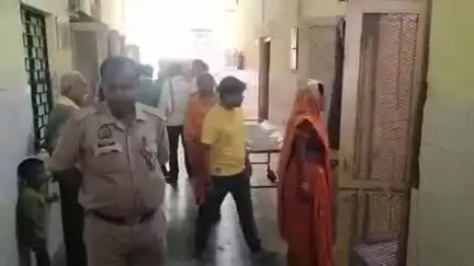 महाराजगंज: कस्बा महाराजगंज में पागल कुत्ते ने एक दर्जन से अधिक लोगों को काटकर किया घायल, सीएचसी में हुआ इलाज