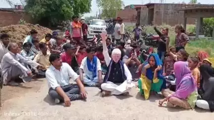 माधौगढ़: नारायणपुरा गांव में अराजक तत्वों ने डॉ. भीमराव अंबेडकर की प्रतिमा को किया क्षतिग्रस्त, लोगों ने किया धरना प्रदर्शन