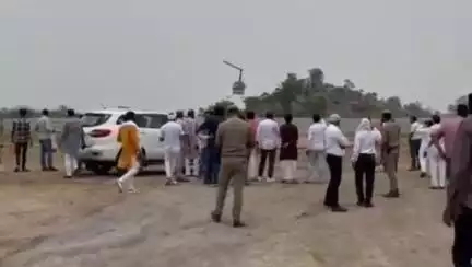 महोबा: पसवारा में बागेश्वर धाम सरकार धीरेंद्र शास्त्री ने सेना की बहादुरी को सराहा, हिंदू एकता पर दिया जोर