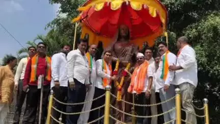बुलढाणा: सिंदखेडराजा येथे राजमाता जिजाऊंचे भाजपा जिल्हाध्यक्ष माजी आमदार विजयराज शिंदे यांनी घेतले दर्शन