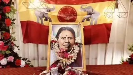 பழனி: மருதம் மஹாலில் தமிழக வெற்றி கழகத்தின் சார்பாக  135-வது பிறந்த நாளை முன்னிட்டு அஞ்சலை அம்மாள் திருவுருவப் படத்திற்கு மலர் தூவி மரியாதை செலுத்தினர்