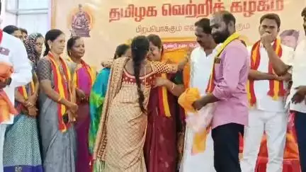 பென்னாகரம்: தமிழக வெற்றிகழகத்தின் சார்பில் 10+12 வகுப்பு அதிக மதிப்பெண் பெற்ற மாணவர்களுக்கு கல்வி விருது வழங்கும் விழா பாப்பாரப்பட்டியில் நடந்தது.