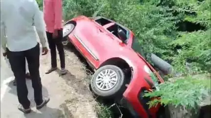 आबू रोड: आबूरोड के बगेरी मार्ग पर तेज रफ्तार कार अनियंत्रित होकर गड्ढे में गिरी, कार में एक ही परिवार के पांच लोग सवार थे
