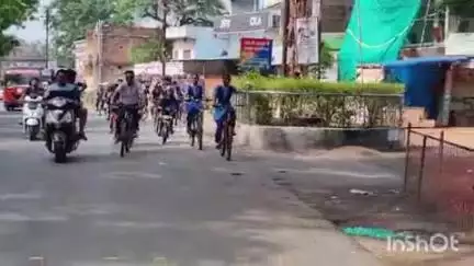 बैकुंठपुर: बैकुंठपुर में विश्व साइकिल दिवस के अवसर पर जिला शिक्षा अधिकारी के नेतृत्व में निकाली गई साइकिल रैली
