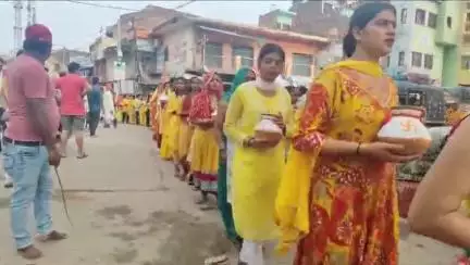 रामगढ़: हनुमान मंदिर में आयोजित श्री हनुमान प्राण प्रतिष्ठा महायज्ञ पूजनोत्सव की जलभरी कलश शोभा यात्रा निकाली गई