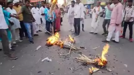 बेतिया: दुष्कर्म पीड़िता की मौत के बाद बेतिया में कांग्रेस नेताओं और कार्यकर्ताओं का विरोध प्रदर्शन, पुतला दहन