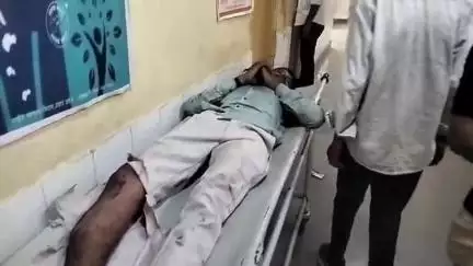 पट्टी: आमापुर मोड के पास चार पहिया वाहन की टक्कर से दो बाइक सवार युवक घायल