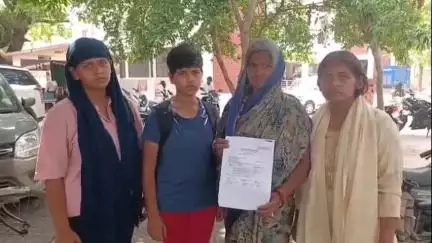 इटावा: कल्यानपुर में दबंगों ने सरेआम घर में घुसकर मां-बेटियों पर लाठी-डंडों से जमकर पीटा, एसएसपी से न्याय की गुहार लगाई