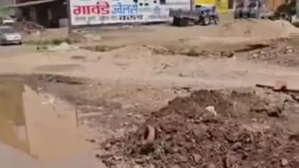 मुलताई: अमरावती रोड पर लोहे का पिलर गाड़कर सड़क बंद करने का प्रयास, तहसीलदार ने कार्रवाई कर हटाया