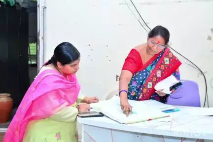 జిల్లా కలెక్టర్ కార్యాలయంలో నిర్వహిస్తున్న కాల్ సెంటర్ను కలెక్టర్ ఆకస్మికంగా సందర్శించారు