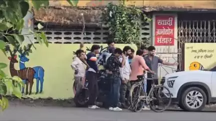 सिवनी: कचेहरी चौक पर तेज रफ्तार बाइक कार से टकराई, हादसे के बाद दोनों पक्षों में विवाद, पुलिस पहुंची