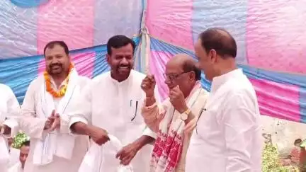 जिला कांग्रेस कार्यालय में मढ़ौरा प्रखंड अध्यक्ष लाल बाबू गिरी की 55वी शादी की सालगिरह पर कांग्रेस नेताओ ने किया अंगवस्त्र से सम्मानित