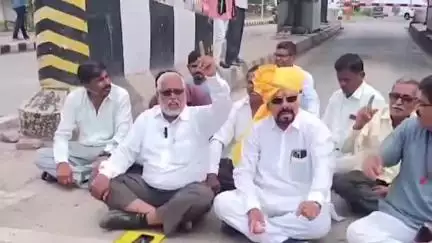 जुन्नर: डुंबरवाडी टोलनाक्यावर सामाजिक कार्यकर्ते तान्हाजी तांबे यांचे ठिय्या आंदोलन