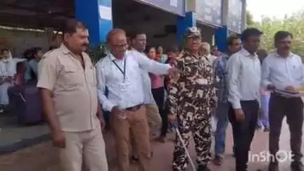 साकोली: साकोली बसस्थानकावर प्रवासी व सर्व कर्मचारी बांधवांना पेढे वाटून एसटीचा 77 वा वर्धापन दिन करण्यात आला साजरा