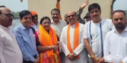 डही: कुक्षी क्षेत्र के BJP नेताओं के प्रतिनिधिमंडल ने खलघाट में केंद्रीय राज्यमंत्री सावित्री ठाकुर से की मुलाकात