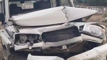 पटेरा: पटेरा हटा मार्ग पर कुआं खेड़ा के समीप ट्रैक्टर-ट्रॉली व बोलेरो के बीच हुई टक्कर, कार चालक को आई मामूली चोट