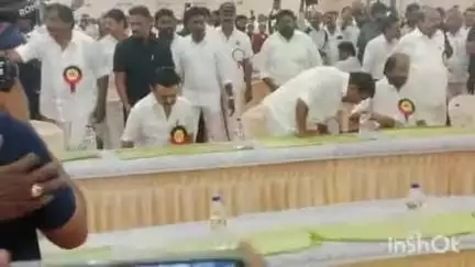 மதுரை கிழக்கு: உத்தங்குடி திமுக பொதுக்குழு கூட்டத்தில் கட்சியின் முக்கிய நிர்வாகிகளுடன் பிரம்மாண்ட விருந்து சாப்பிட்ட முதல்வர் மு க ஸ்டாலின்