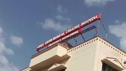 ஆண்டிப்பட்டி: ஆண்டிபட்டி அருகே குடும்ப பிரச்சினையால்  தீக்குளித்த சம்பவத்தில் கணவன், மனைவி, மகள் தீவிர சிகிச்சை பிரிவில் சிகிச்சைக்கு அனுமதி