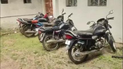गिरिडीह: अहिल्यापुर पुलिस ने चोरी की सामग्री के साथ 3 चोरों को किया गिरफ्तार, एसडीपीओ ने प्रेस वार्ता में जानकारी दी
