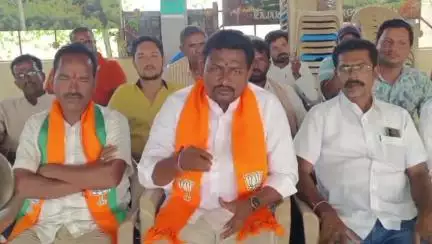 హుస్నాబాద్: కాంగ్రెస్ పార్టీ నాయకులు అనర్హులకు ఇందిరమ్మ ఇండ్లు ఇచ్చారు: పట్టణ బీజేపీ అధ్యక్షుడు బత్తుల శంకర్ బాబు
