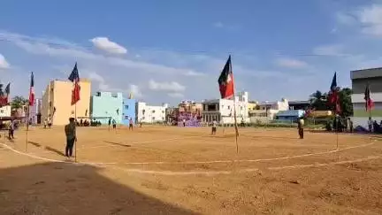 திருப்பத்தூர்: எடப்பாடி பழனிசாமி பிறந்தநாளை முன்னிட்டு லட்சுமி நகரில் நடைபெற்ற கிரிக்கெட் போட்டியில் முன்னாள் அமைச்சர் கே.சி வீரமணி கிரிக்கெட் விளையாடி அசத்தல்