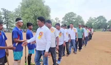 सिमडेगा: खालीजोर में हॉकी टूर्नामेंट का हुआ समापन, विधायक भूषण बाड़ा ने खिलाड़ियों का बढ़ाया उत्साह