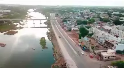 વઢવાણ: શહેરની એ ડિવિઝન પોલીસે વેલનાથ સોસાયટીના દશામાના મંદિર પાસેથી વરલી મટકાનો જાહેરમાં જુગાર રમતા એક શખ્સને ઝડપી પાડ્યો