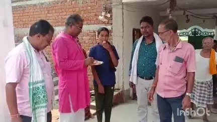 चन्द्रपुरा: तेलो में इंटर कॉमर्स वर्ग परीक्षा की सेकेंड जिला टॉपर रानी कुमारी को जनप्रतिनिधियों ने मिठाई खिलाकर दी बधाई