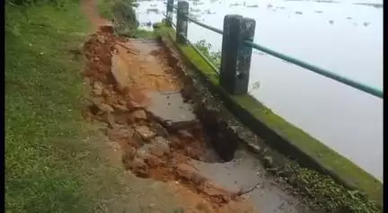 বাঘবৰ: ব্ৰহ্মপুত্ৰৰ খহনীয়াত মাধৱদেৱ স্থাপিত বৈঠাপুটা ঘাট সত্ৰৰ লগতে 
গড়কাপ্তানী পথ ব্ৰহ্মপুত্ৰত জাহ যোৱাৰ উপক্ৰম #jansamasya