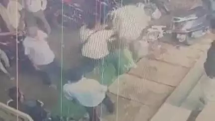 फतेहपुर: अटल तिराहे के पास काम का पैसा न देने पर सीमेंट सेल्स मैन ने युवक को पीटा, घटना का सीसीटीवी वीडियो वायरल