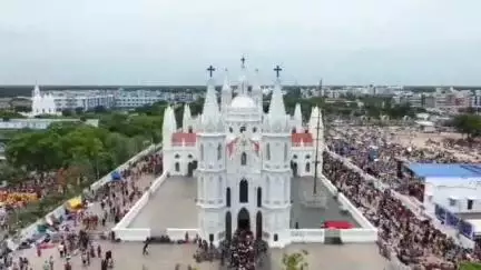 கீழ்வேளூர்: கோடை விடுமுறை மற்றும் வார விடுமுறை ஒட்டி வேளாங்கண்ணியில் குவிந்த பல்லாயிரக்கணக்கானோர்