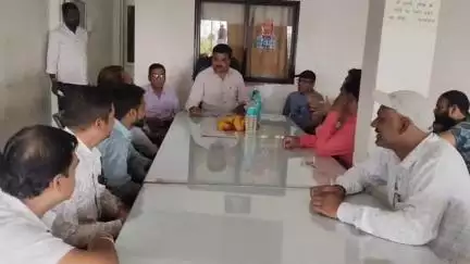 हाटपिपल्या: हाटपिपल्या स्थित कार्यालय में विधायक मनोज चौधरी से पत्रकारों ने की मुलाकात, विभिन्न विषयों पर हुई चर्चा