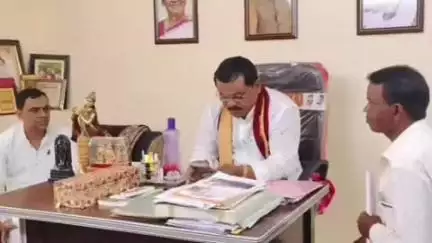 କଣ୍ଟାବାଞ୍ଜି: ବଙ୍ଗୋମୁଣ୍ଡାକୁ ଏନଏସି ଦାବି କରି ଖୁଟୁଲୁମୁଣ୍ଡାରେ ବିଧାୟକଙ୍କୁ ଦାବିପତ୍ର ପ୍ରଦାନ କଲା ପ୍ରତିନିଧି ଦଳ