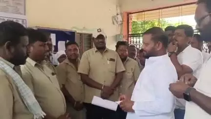 ರಾಯಬಾಗ: ಪಟ್ಟಣದ ಪುರಸಭೆಯಲ್ಲಿ ಪೌರ ಕಾರ್ಮಿಕರ ಅನಿರ್ದಿಷ್ಟಾವಧಿ ಮುಷ್ಕರ, ಮನವಿ ಸ್ವೀಕರಿಸಿದ ಶಾಸಕ ಮಹೇಂದ್ರ ತಮ್ಮಣ್ಣವರ