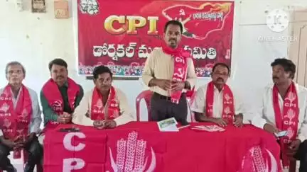 డోర్నకల్: కమ్యూనిస్టుల పోరాటాలతోనే కార్మికవర్గ హక్కులు కాపాడబడతాయి: మండల కేంద్రంలో CPI రాష్ట్ర కౌన్సిల్ సభ్యుడు నల్ల సుధాకర్ రెడ్డి