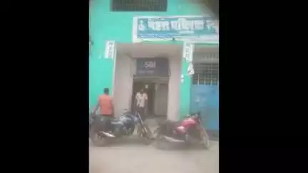 सुपौल: स्टेट बैंक के एटीएम को हटाने के विरोध में उतरे ग्रामीण
