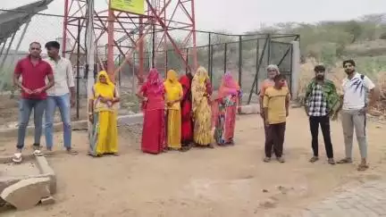 बुहाना: आजादी के 78 साल बाद भी पिछड़ा हुआ तिहाड़ा गांव, नेटवर्क नहीं होने के चलते छतों एवं पहाड़ी पर जाकर करते हैं बात #jansamasya