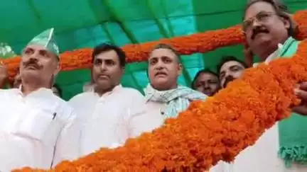 पकड़ी दयाल: किसान अपनी फसलों को औने-पौने दाम में बेचने को मजबूर, सरकार किसानों की अनदेखी कर रही है- पूर्व मंत्री सुधाकर सिंह