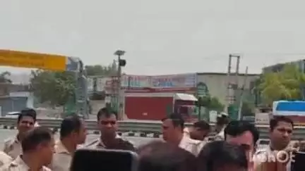 राई: सिंघु बॉर्डर पार कर दिल्ली जा रहे सफाई कर्मचारियों को पुलिस ने किया डिटेन
