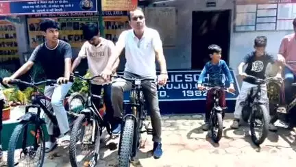 मांडू: डी ए वी पब्लिक स्कूल, आरा में साइकिलिंग कार्यक्रम का आयोजन किया गया