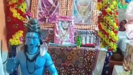 नौगावां सादात: नौगांवा के गांव मुनव्वारपुर में चल रही श्रीमद् भागवत कथा, भव्य आरती कार्यक्रम का आयोजन हुआ