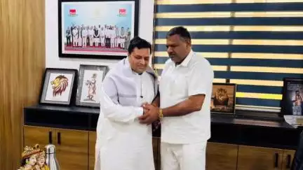 વંથળી: ખોખરડા ફાટક સ્થિત સાવજ ડેરી ખાતે જૂનાગઢ શહેર ભાજપ પ્રમુખ મુલાકાતે પહોંચ્યા, ડેરીના ચેરમેનને સ્વાગત કર્યું