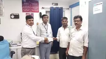खजौली: PMJJY के तहत एसबीआई शाखा द्वारा प्रखंड के एक लाभुक को ₹2 लाख की बीमित राशि प्रदान की गई
