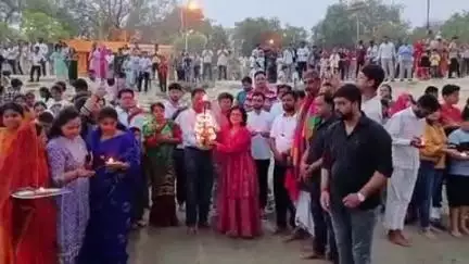 सुल्तानपुर: सुल्तानपुर के सीताकुंड धाम पर गोमती तट के किनारे सायंकालीन आदि गोमती गंगा आरती का आयोजन, सैकड़ों श्रद्धालु हुए शामिल