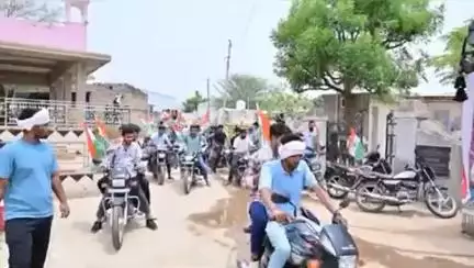 खण्डेला में सेना के सम्मान में निकाली तिरंगा रैली में जनसेवक किशोर दुल्हेपुरा शामिल होकर सैनिकों का सम्मान किया।