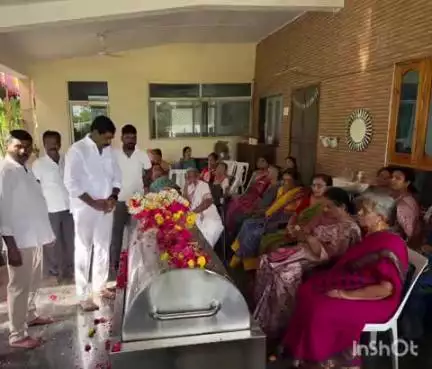 దేశినేని హనుమంతరావు భౌతిక దేహానికి పూలమాలవేసి నివాళులర్పించిన ఎమ్మెల్యే నాగరాజు