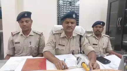 गोविंदपुर: गोबिंदपुर थाने की पुलिस ने बीती रात 5 किलो गांजा किया ज़ब्त, थाना प्रभारी ने प्रेस वार्ता में दी जानकारी