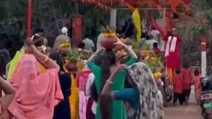 लटेरी: लटेरी में शनि यज्ञ कार्यक्रम के लिए निकाली गई कलश यात्रा