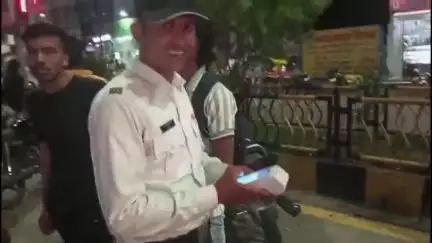 रतलाम नगर: फवारा चौक महू रोड पर यातायात पुलिस ने की चालानी कार्रवाई, 6 चालान काटे